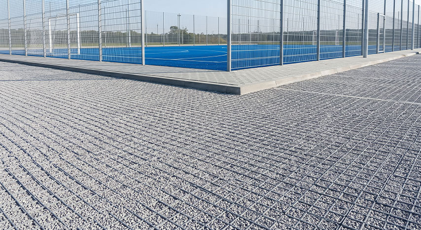 Ekologiczna nawierzchnia z kratki betonowej wypełnionej kruszywem